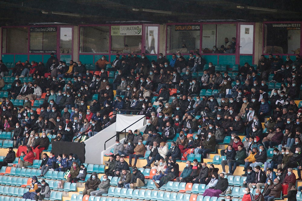 La tarde empezó con lluvia en el Helmántico y acabó con música de viento por los silbidos de la afición contra Calderón