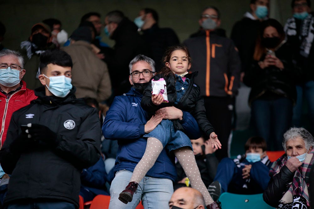 La tarde empezó con lluvia en el Helmántico y acabó con música de viento por los silbidos de la afición contra Calderón