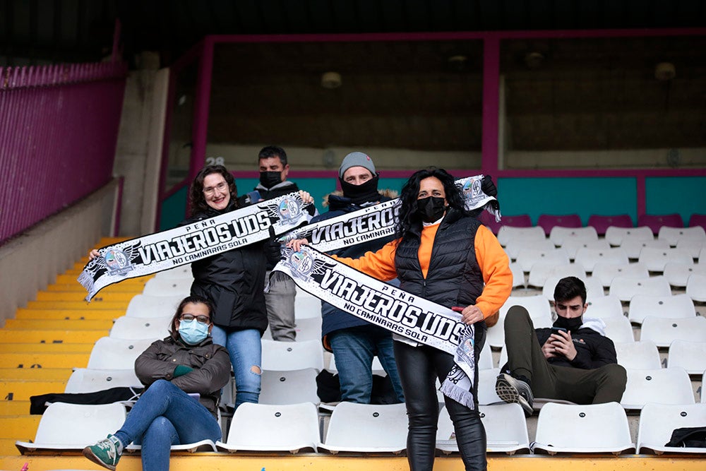 La tarde empezó con lluvia en el Helmántico y acabó con música de viento por los silbidos de la afición contra Calderón