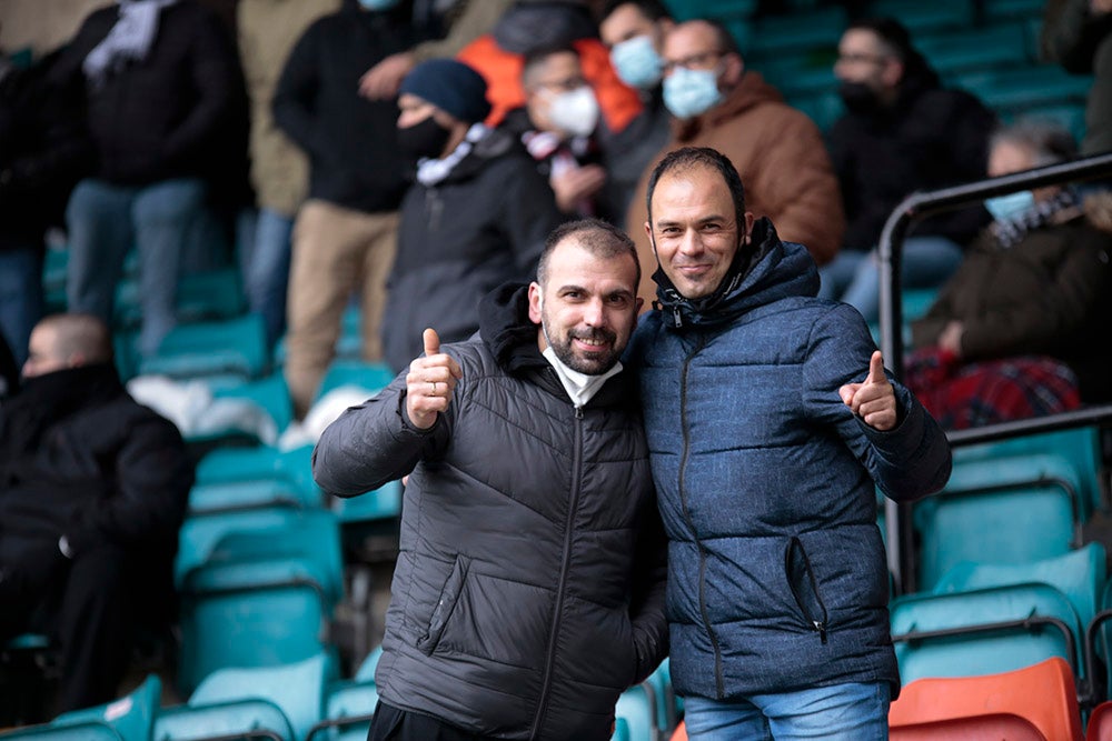 La tarde empezó con lluvia en el Helmántico y acabó con música de viento por los silbidos de la afición contra Calderón