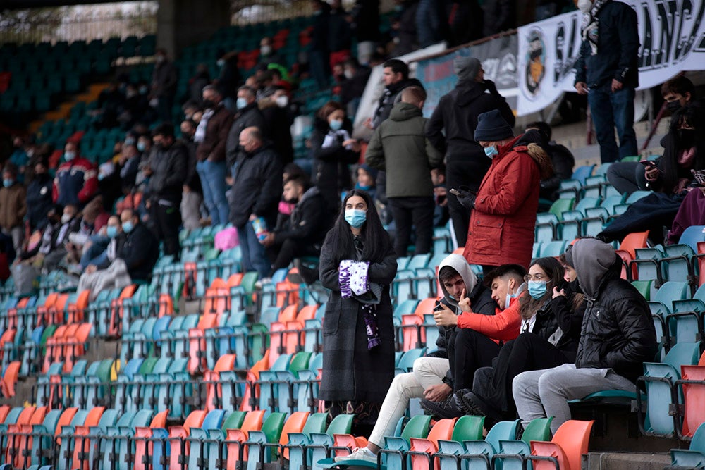 La tarde empezó con lluvia en el Helmántico y acabó con música de viento por los silbidos de la afición contra Calderón