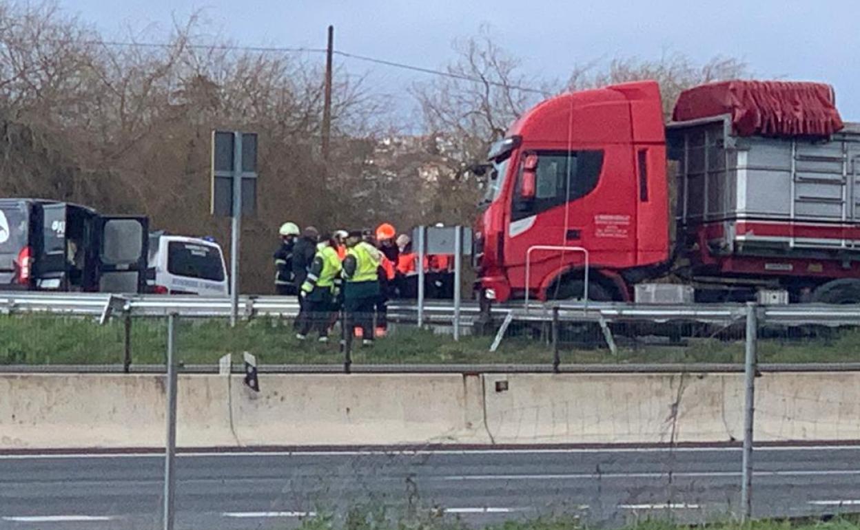 Agentes de la Guardia Civil, Protección Civil y Bomberos, junto al camión que conducía el fallecido