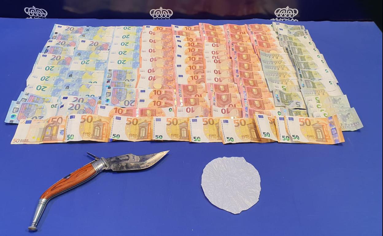 Material intervenido: 1.600 euros en billetes fraccionados, un navaja de 16 centímetros de hoja. 