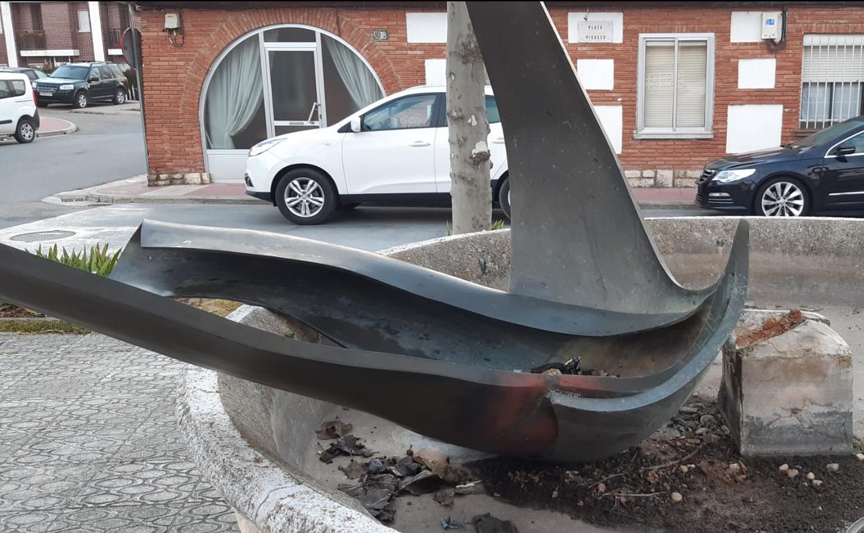 Estado en el que ha quedado la escultura 'Paloma' en la plaza Pablo Picasso. 