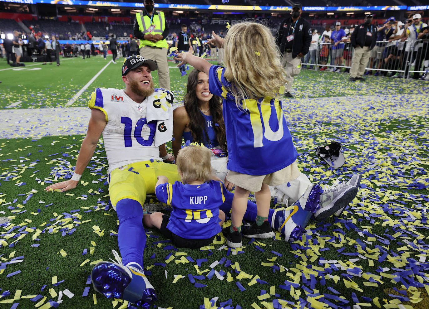 Cooper Kupp celebra con su familia la victoria de Los Angeles Rams sobre los Cincinnati Bengals en la Super Bowl LVI. 