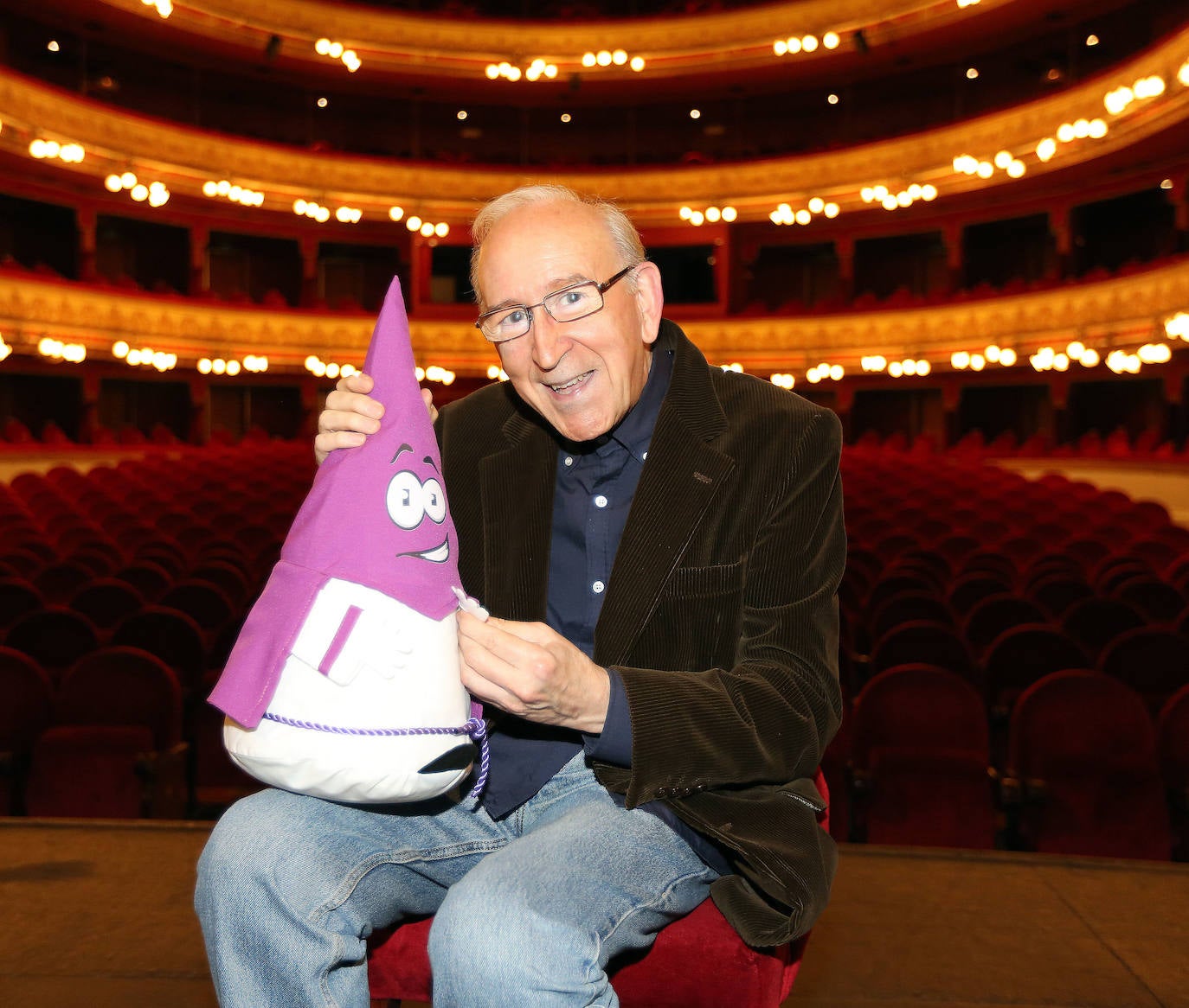 Juan Antonio Quintana, actor, con el capuchón de El Norte de Castilla en el teatro Calderón de Valladolid, en marzo de 2013.