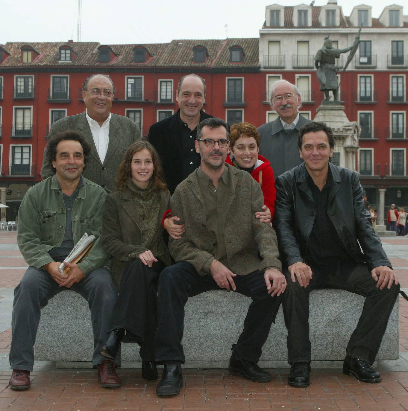 Eduard Cortés, abrazado por Adriana Ozores, posa en la Plaza Mayor rodeado de Piti Español, Marta Etura, José Coronado, Pedro Costa, Roberto Álvarez y Juan Antonio Quintana durante la presentación de la película 'La vida de nadie' en Valladolid.