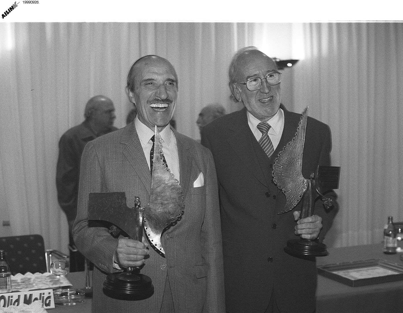 José Sazatornil 'Saza' y Juan Antonio Quintana con los premios recibidos por la asociación Amigos del Teatro de 1999.