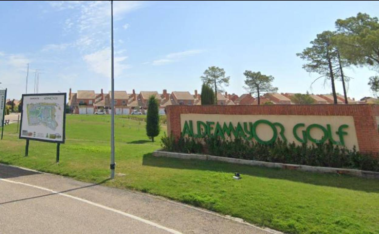 Acceso a la urbanización Aldeamayor Golf. 