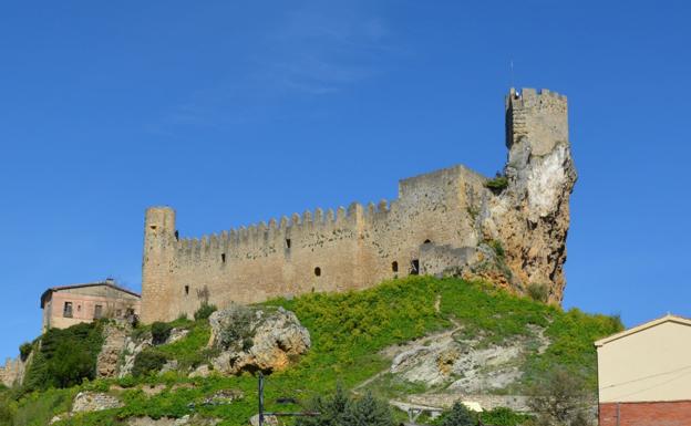 El castillo de Frías se alza sobre un promontorio de roca. 