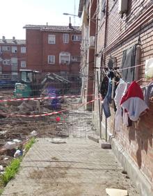 Imagen secundaria 2 - El entorno, en obras, de la plazoleta central del grupo Aramburu. 