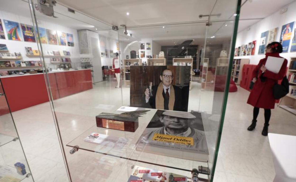 Espacio Seminci, con una vitrina dedicada a la Espiga de Miguel Delibes. 