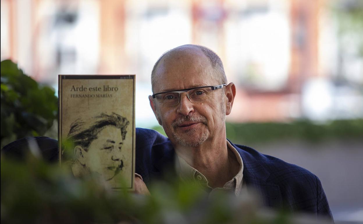 El escritor Fernando Marías con la nueva novela 'Arde este libro'.