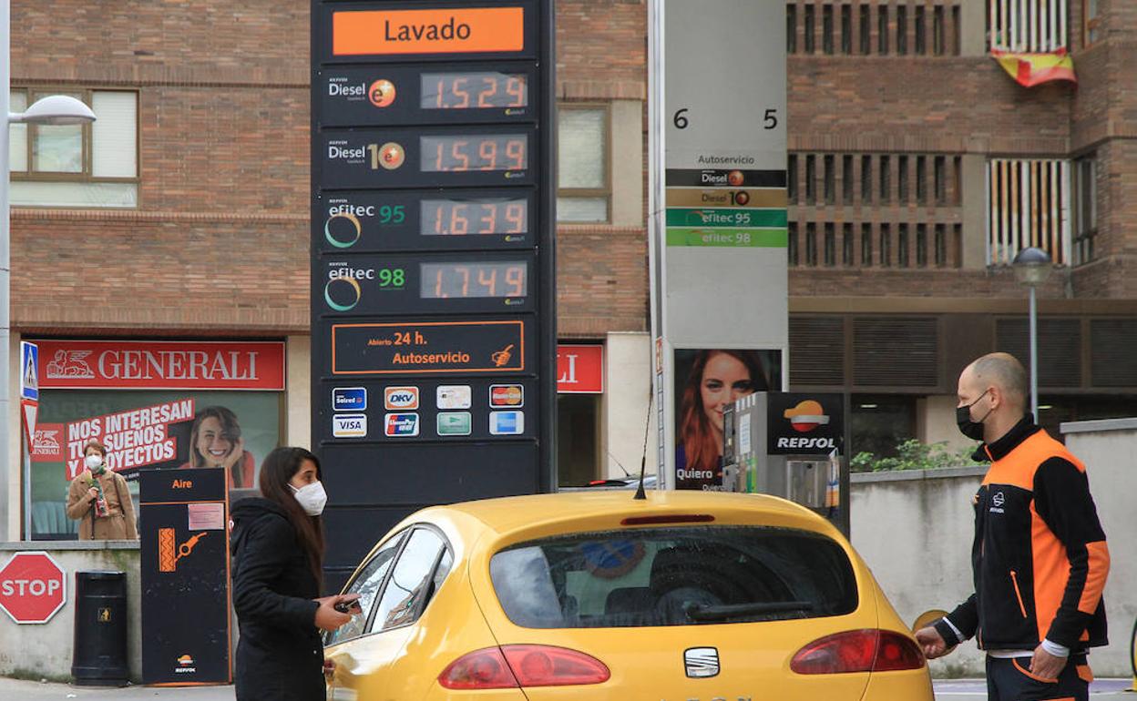 Una mujer reposta en una estación de servicio de la ciudad.