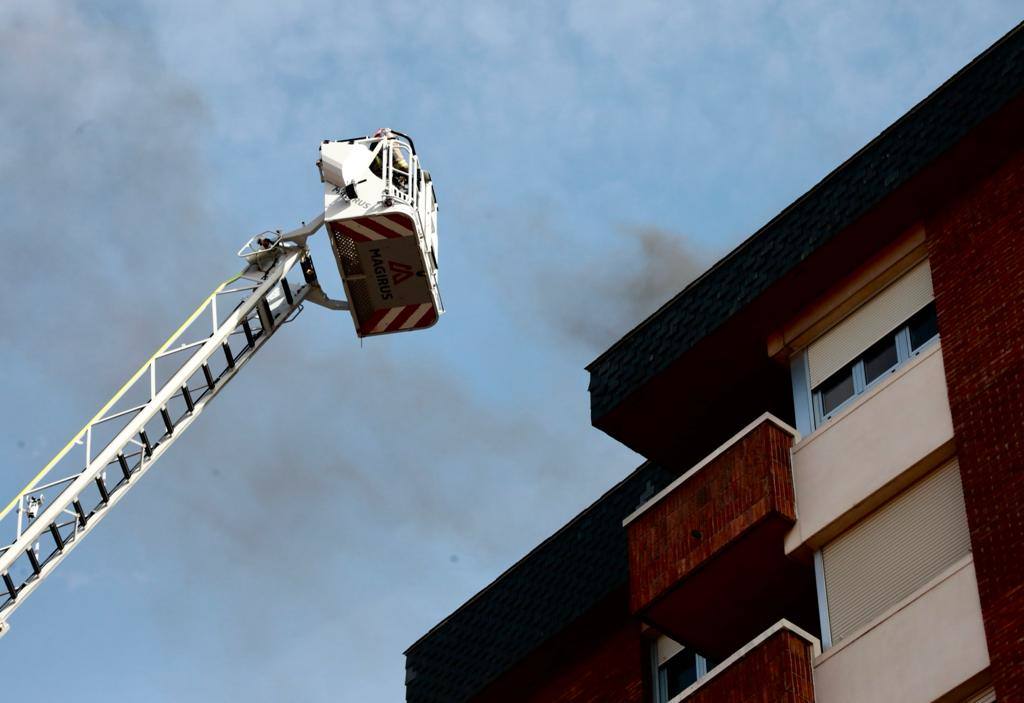 Los bomberos, durante el despliegue en la calle Bolivia. 