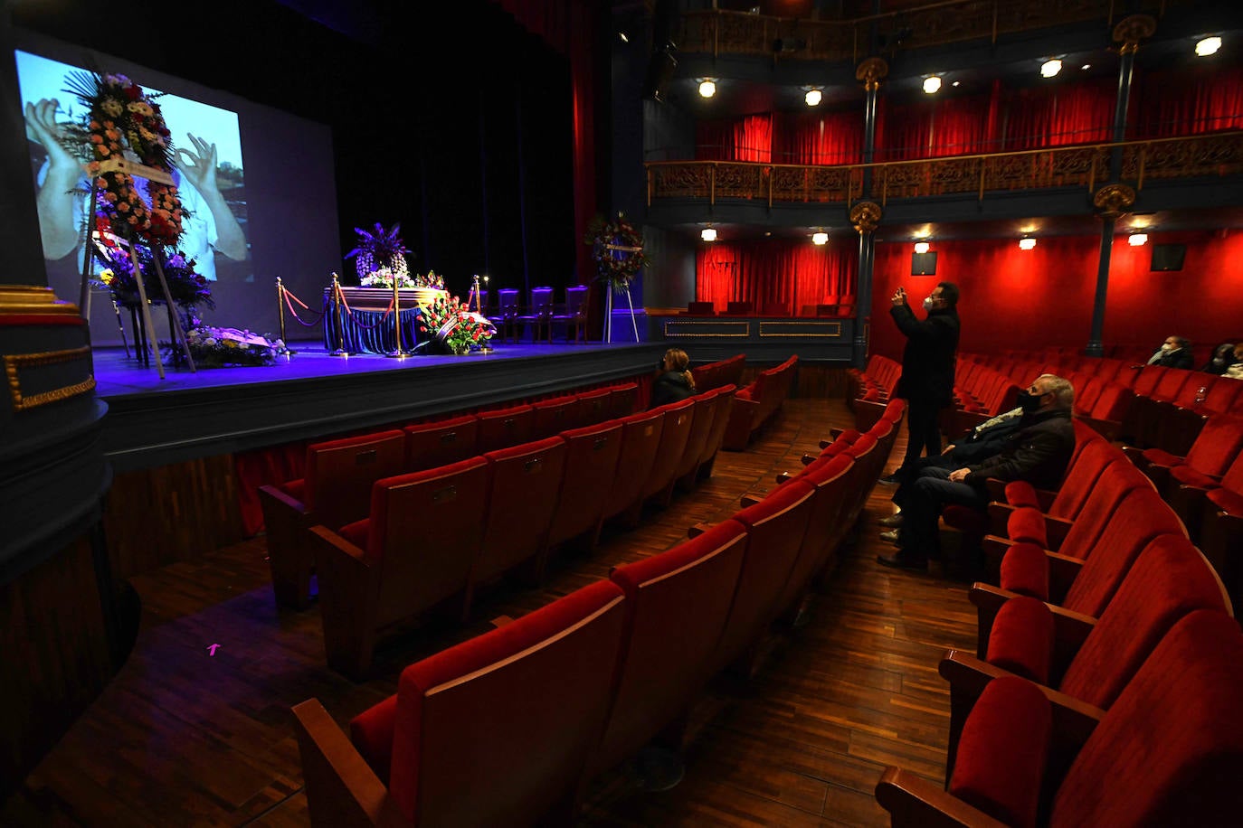 Fotos: La capilla ardiente de Juan Antonio Quintana en el Teatro Zorrilla de Valladolid