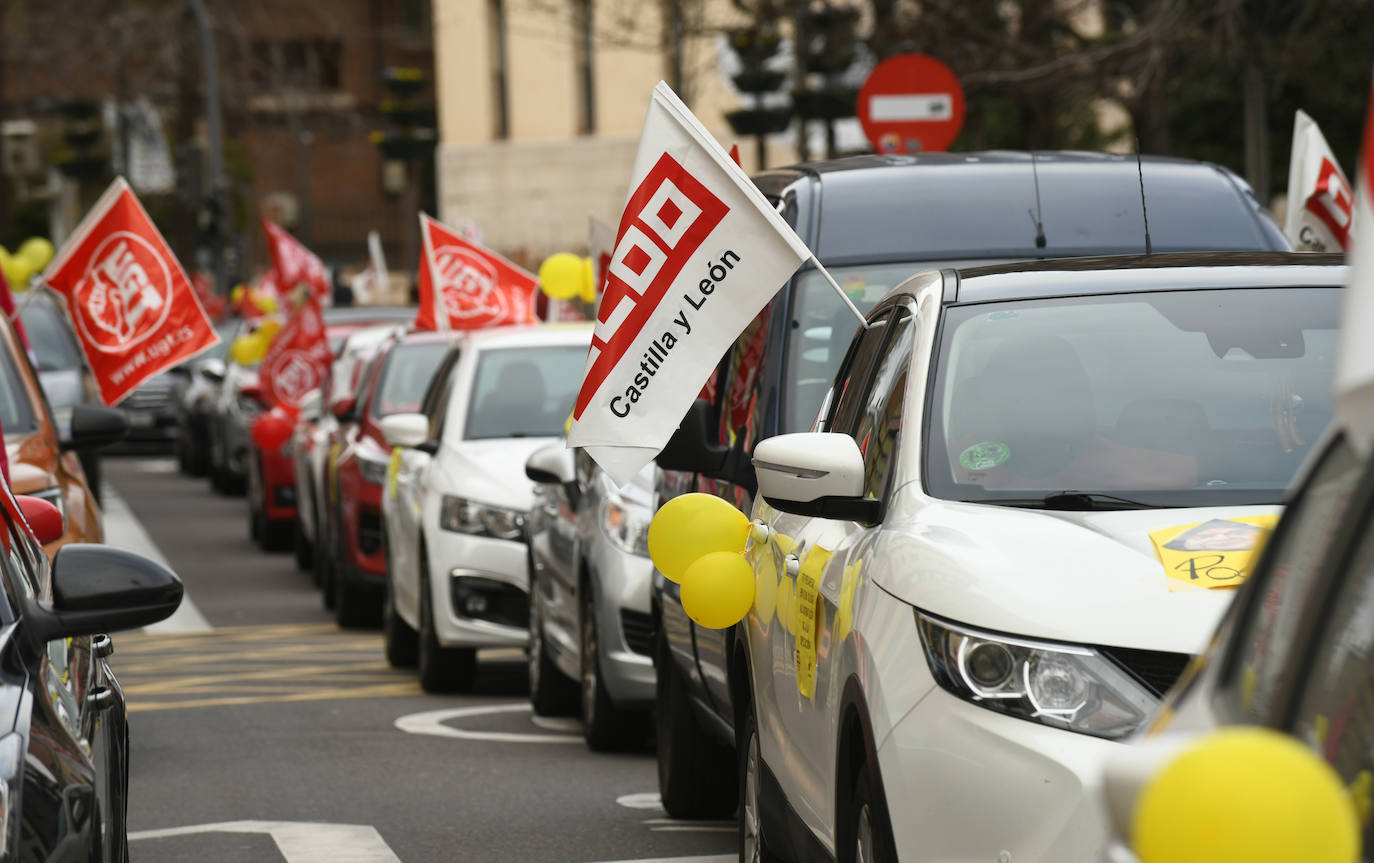 Fotos: UGT y CCOO salen a la calle en Valladolid para denunciar «el desmantelamiento de Correos»