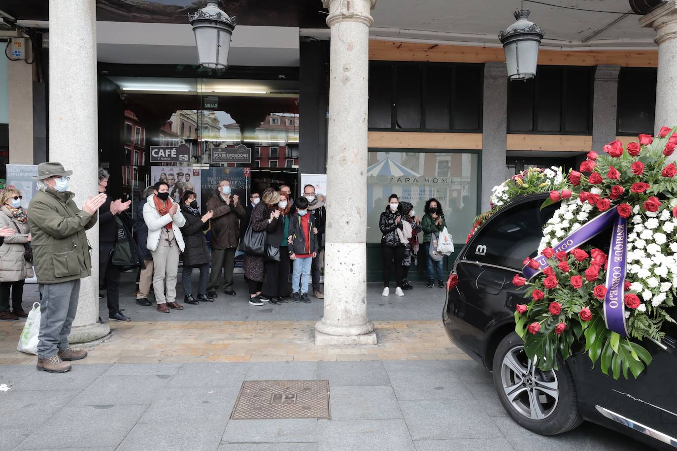 Fotos: Capilla ardiente de Juan Antonio Quintana en el Teatro Zorrilla (1/2)