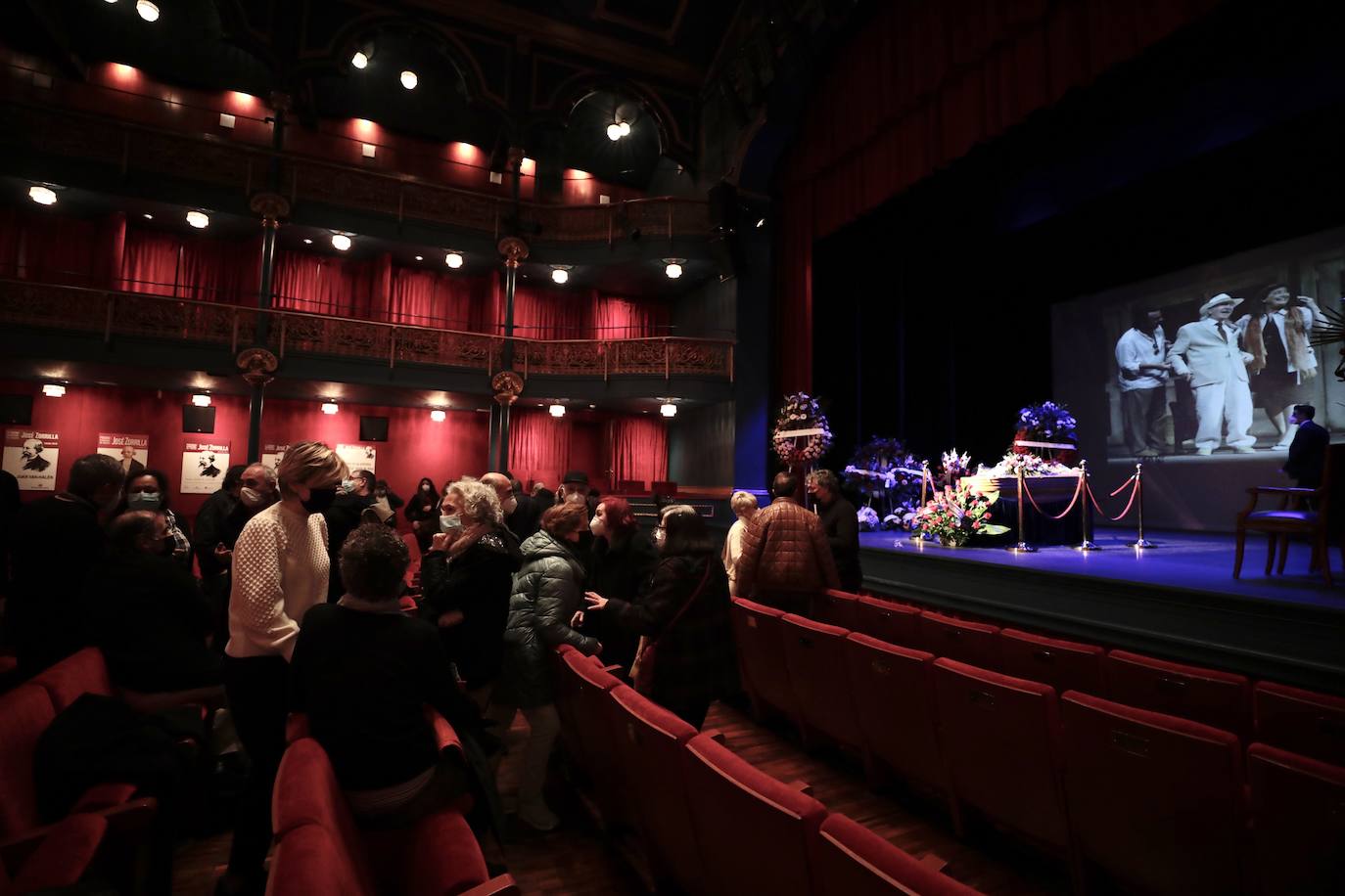 Fotos: Capilla ardiente de Juan Antonio Quintana en el Teatro Zorrilla (1/2)