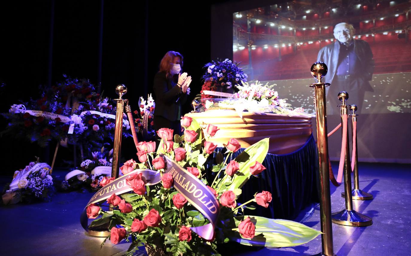 Fotos: Capilla ardiente de Juan Antonio Quintana en el Teatro Zorrilla (2/2)