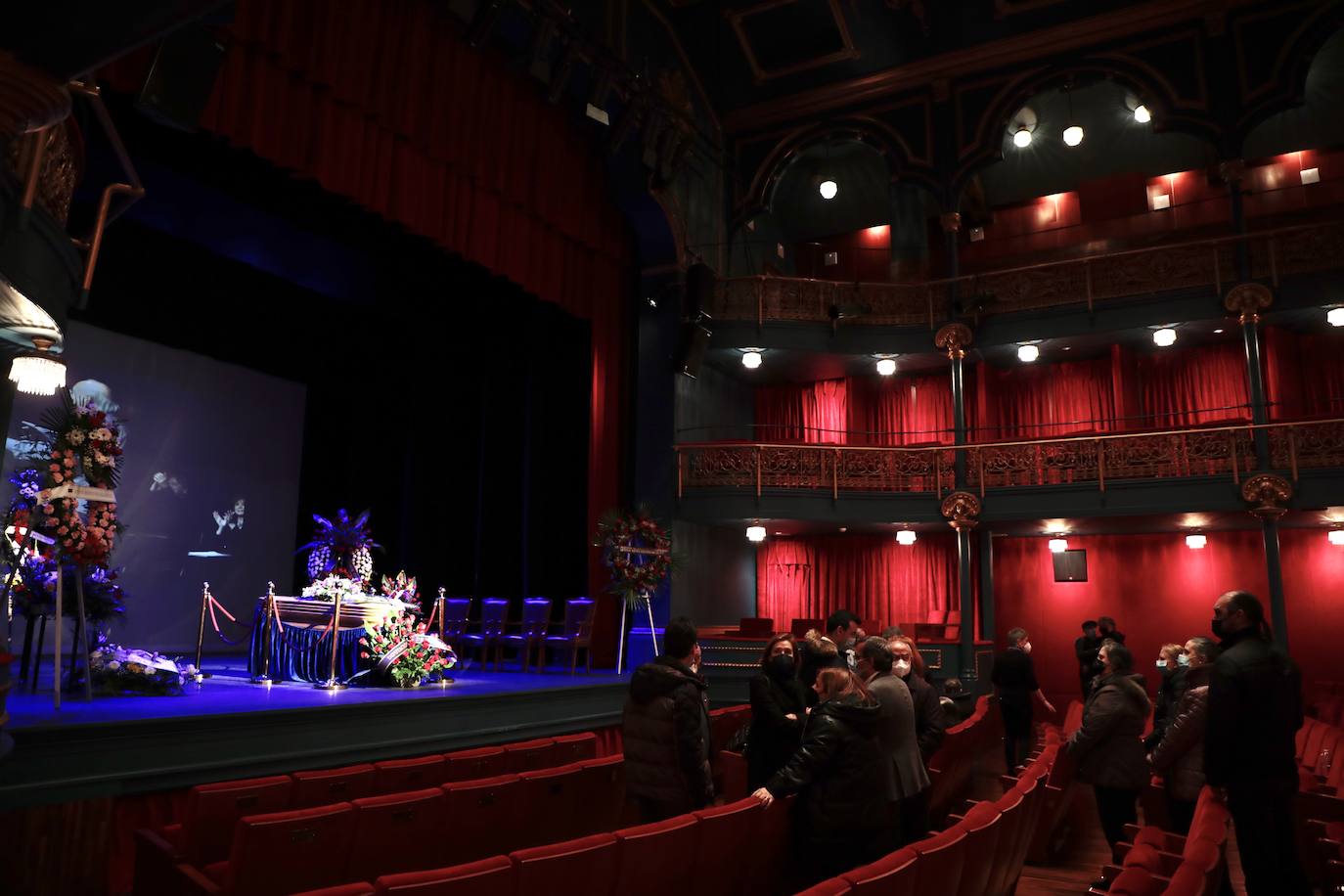 Fotos: Capilla ardiente de Juan Antonio Quintana en el Teatro Zorrilla (2/2)