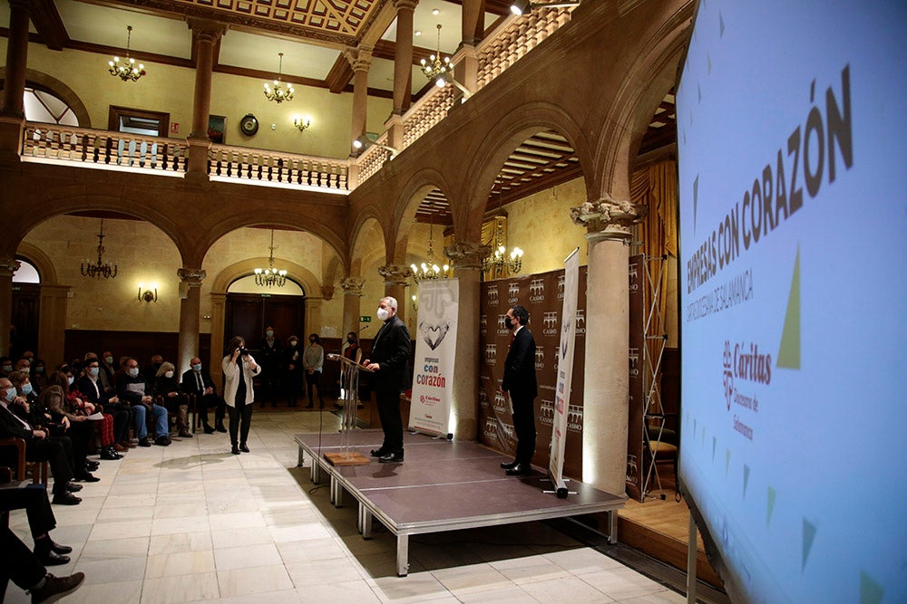 Cáritas entrega en el Casino de Salamanca diplomas y distinciones a las entidades colaboradoras durante la pandemia 