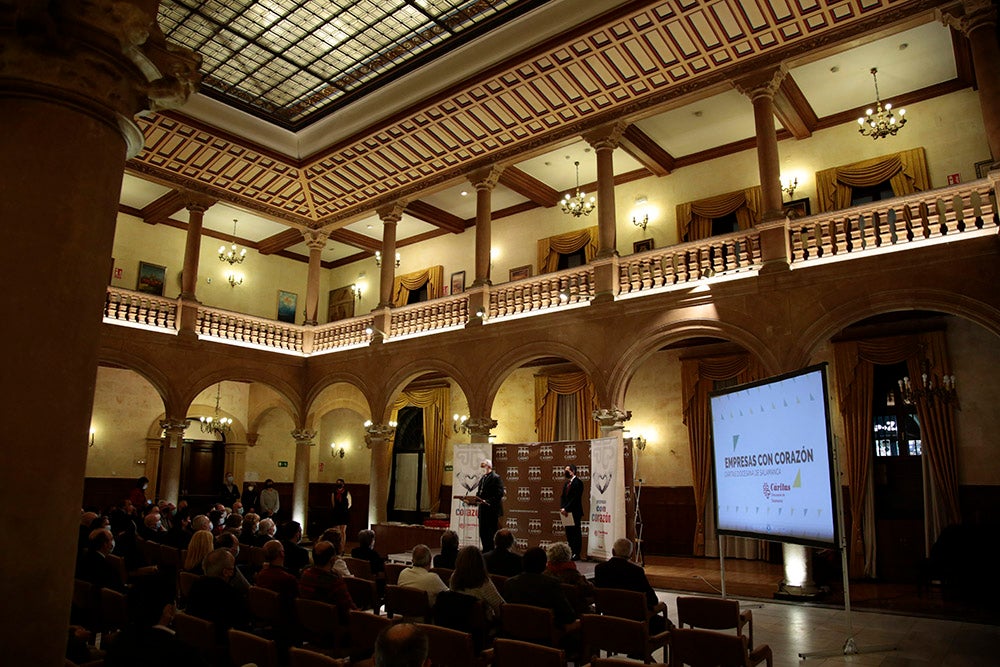 Cáritas entrega en el Casino de Salamanca diplomas y distinciones a las entidades colaboradoras durante la pandemia 