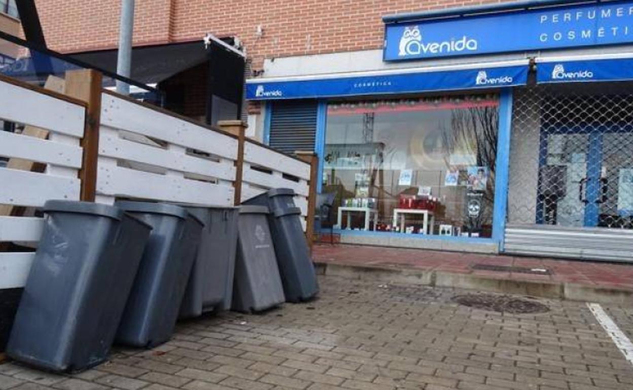 Papeleras sustraídas en la capital, a las puertas de una perfumería asaltada por la banda en Laguna. 