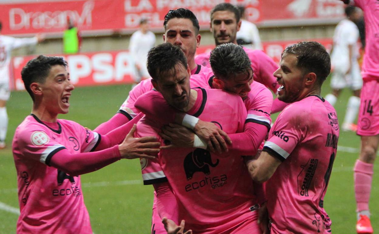 Mandi Sosa, a la derecha, celebrando el gol de Jesús de Miguel. 