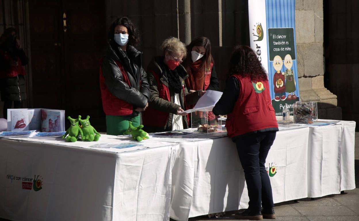 Mesa informativa de Pyfano en la Plaza Mayor de Salamanca. 