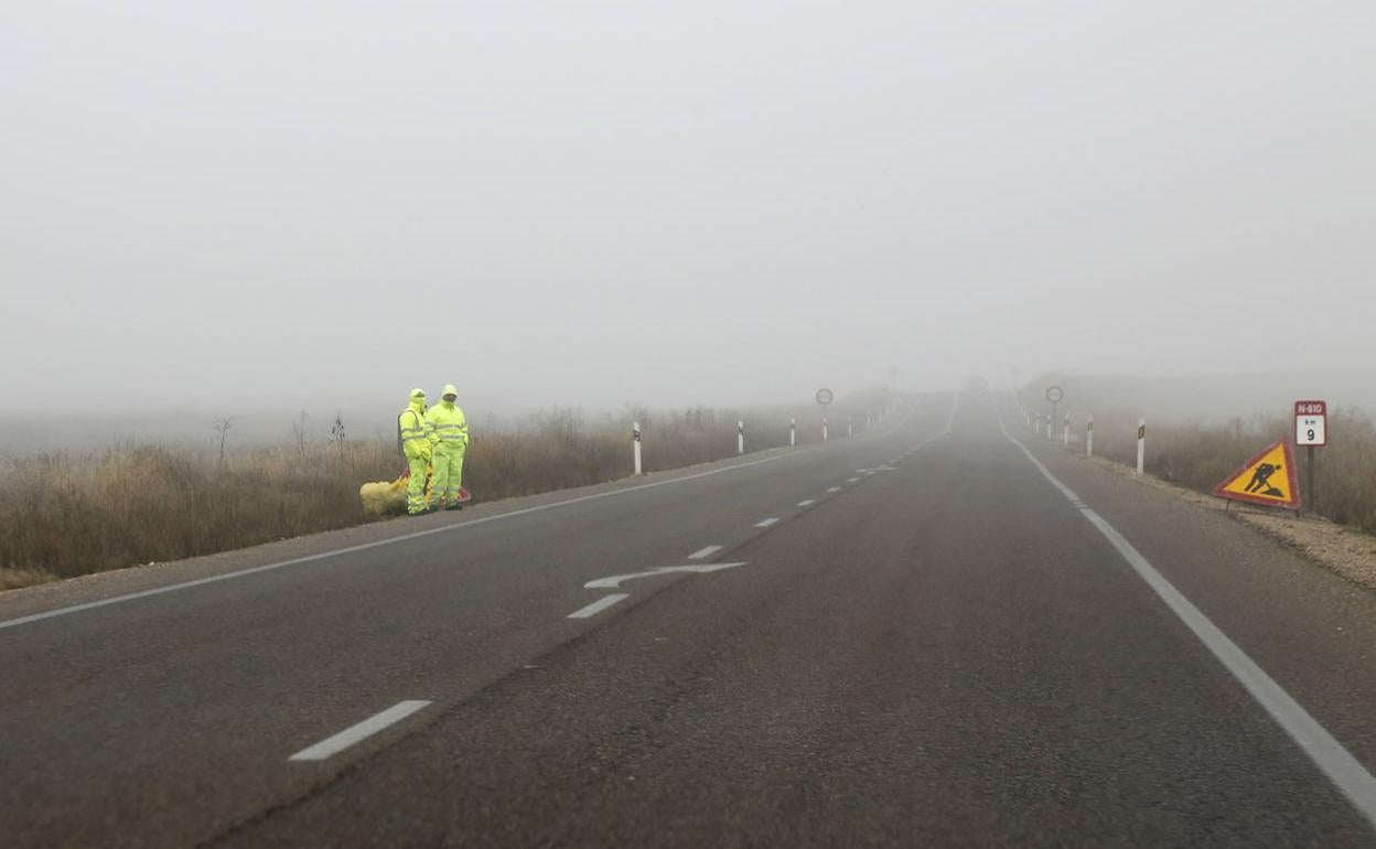 Foto de archivo de niebla en una carretera de la comunidad.