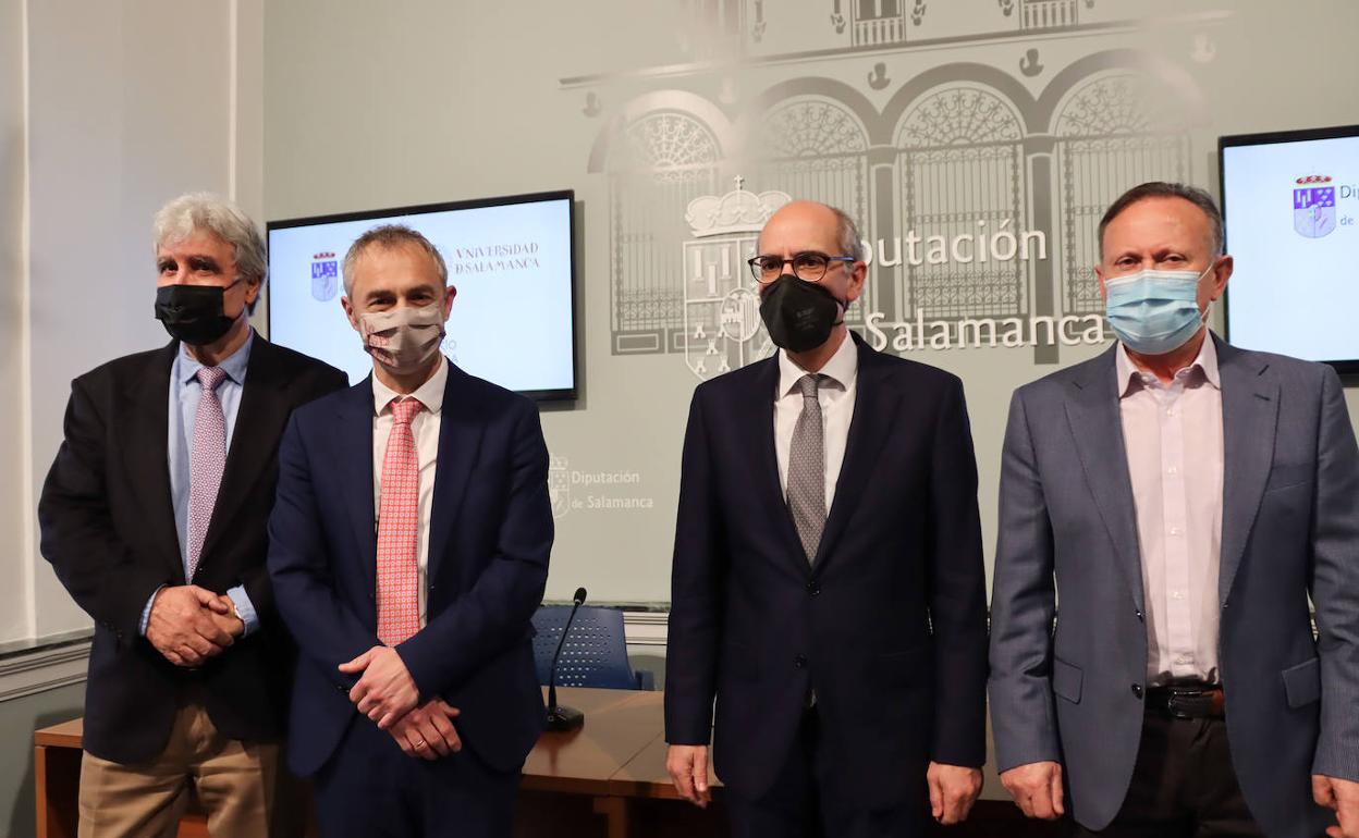 José Sánchez, director del CIALE; Ricardo Rivero, rector de la Universidad de Salamanca; Javier Iglesias, presidente de la Diputación de Salamanca; y Román J. Hernández, diputado delegado de Medio Ambiente y Protección Civil.