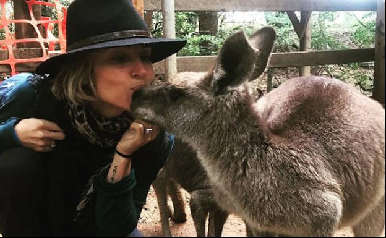 Elsa Pataky besando a un camello. 