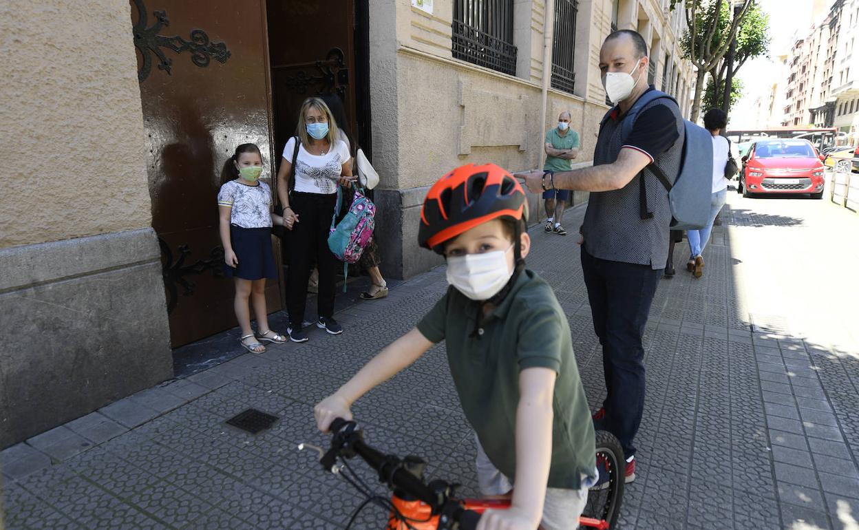 Una familia a las puertas de un colegio en Bilbao.