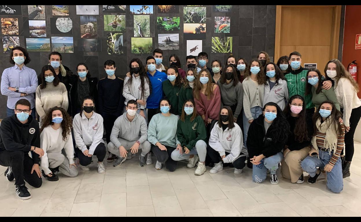 Estudiantes de Biotecnología, autores de la obra colectiva «Vacunas 2022»