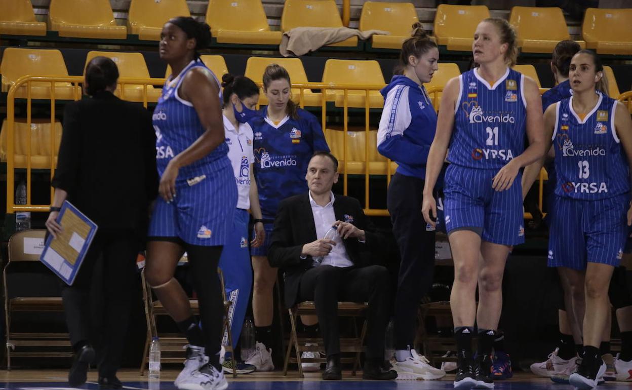 El CB Avenida aclara que Katie Lou Samuelson está en su país por motivos personales y que trabaja para que regrese cuanto antes