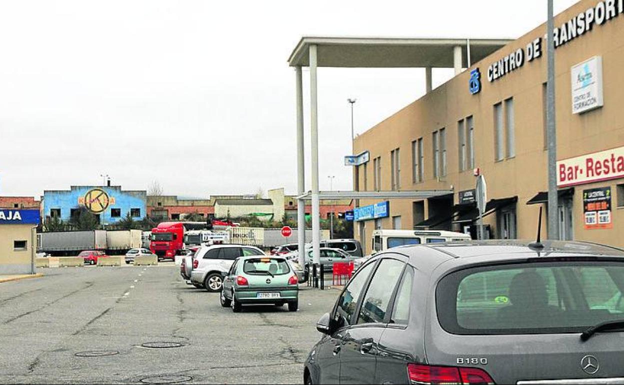 Vehículos en la entrada al Centro de Transportes de Segovia. 