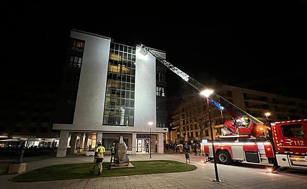 Los bomberos retiran la placa en la plaza Juan Pablo II.