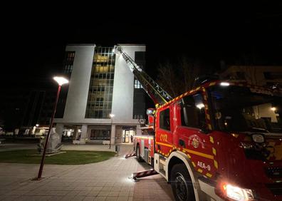 Imagen secundaria 1 - Los bomberos retiran la placa suelta. 