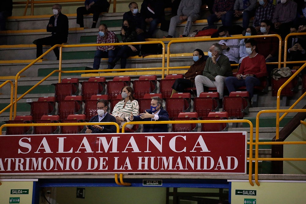 Regreso de la afición del CB Avenida a Würzburg tras dos semanas si ver a su equipo en una noche en la que tocó sufrir ante el Estudiantes