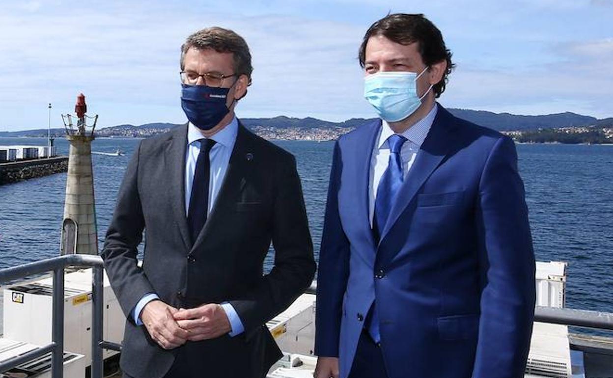 Alberto Núñez Feijóo y Alfonso Fernández Mañueco, en Vigo, en marzo del pasado año. 
