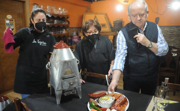 Olla ferroviaria dee alubias en el Mesón La Tejera de Valmartino. 