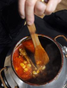 Imagen secundaria 2 - Virginia corta los ingredientes para llenar la olla. Horas después, el resultado es un sabroso guiso. 