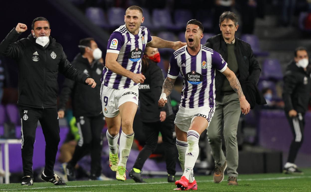 Shon Weissman celebra eufórico el gol logrado por Sergio León ante el Girona en el último encuentro. 