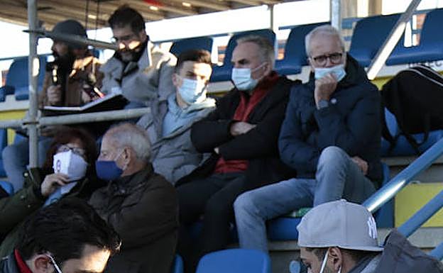 Torrecilla, en la grada del Reina, en el centro, con Mariano Román. 
