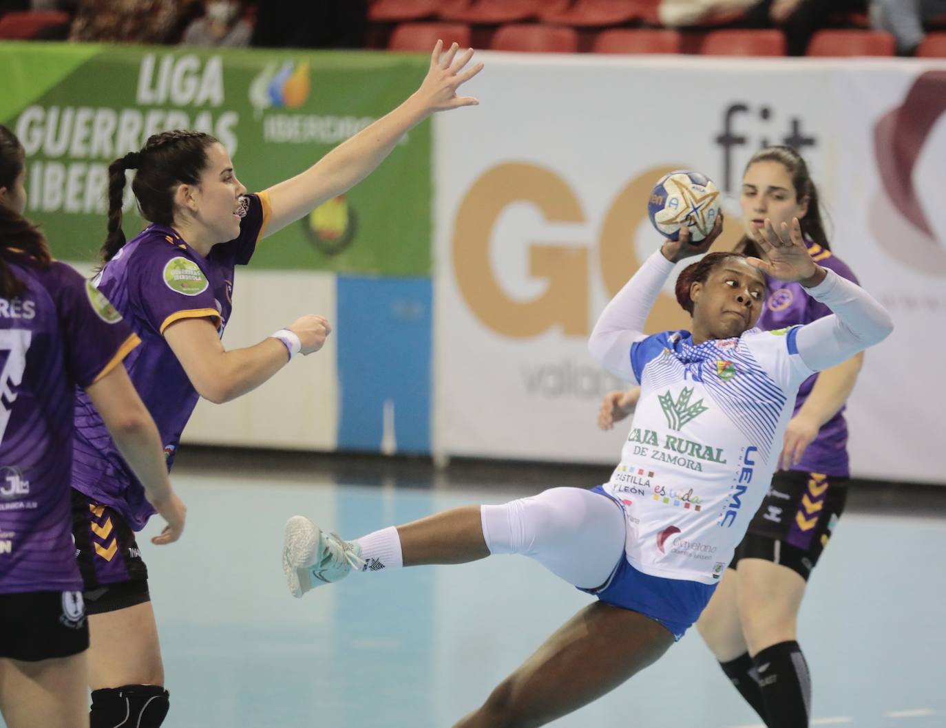 Partido entre el Caja Rural Aula y el BM Gijón, este sábado. 