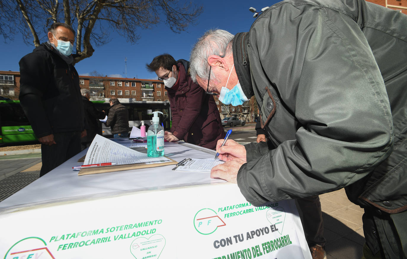 Fotos: Firmas por el soterremiento en Valladolid
