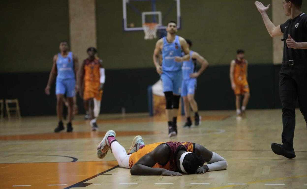 Demba, en el suelo, se lesionó en el Aquimisa en los minutos finales. 