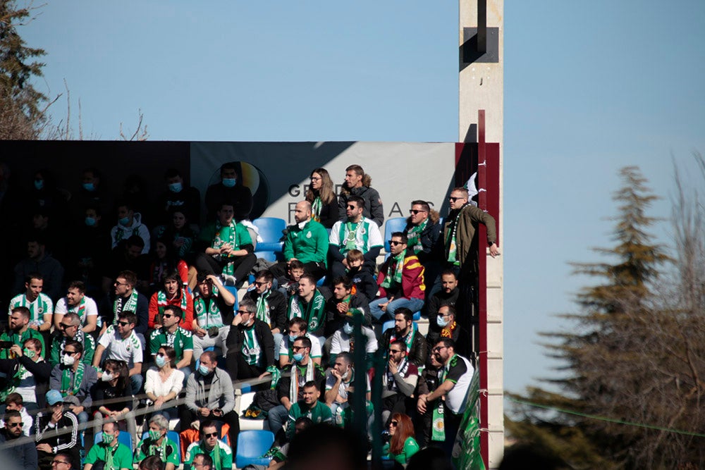 La afición racinguista tiñó de verde el Reina Sofía para celebrar el buen momento de su equipo