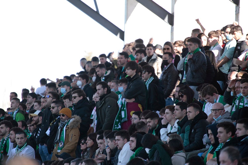 La afición racinguista tiñó de verde el Reina Sofía para celebrar el buen momento de su equipo